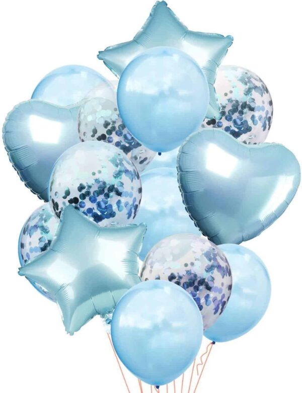 различни празнични балони в светло синьо и бяло, включително звездни и сърцевидни форми, използвани за украса на партита и събития, предлагат красиво оформление за всяко тържество.