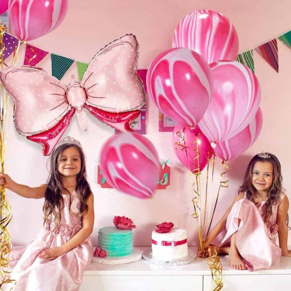 Lepа нова година тържества за деца с балони, торти и украса на рожден ден. Вариации на розови балони, щастливи малки момичета, подходящи за момински парти и празненства с атрактивни декорации.