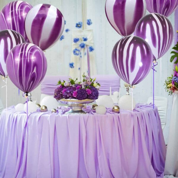 Летящи лилави балони и цветя за празнична декорация от Party Deluxe.