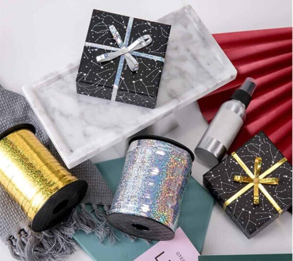 Лента за подаръци в златно и холографско фолио за празнична декорация и опаковане на подаръци.