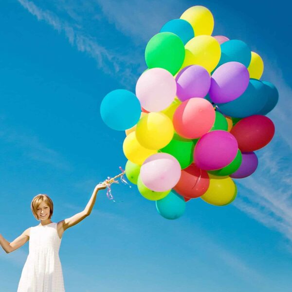различни цветни балони на синия небосвод, празнична атмосфера, Party Deluxe, украса за партита, летни събития, забавление с балони, веселина, празнична декорация.