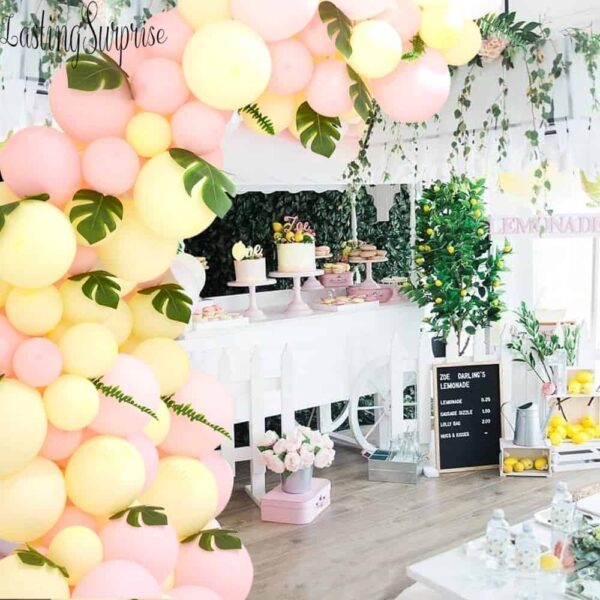 Цветна украса с балони и цветя за парти. Весела и елегантна атмосфера с пастелни цветове, свежи зелени елементи и тематични декорации за специални събития и тържества.