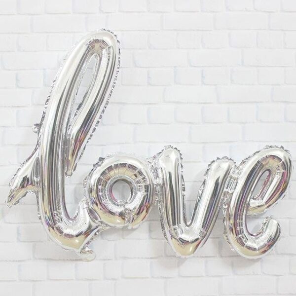 Бляскави метални балони с форма на думата "love" за празненства и тържества.