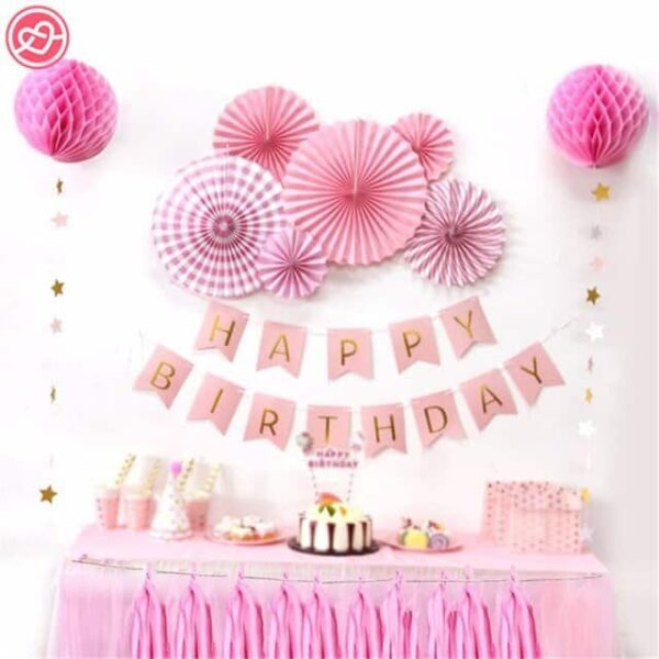 Рожденденски украси, ружови хартиени декорации и торта за парти, перфектна за рожден ден. Идеално за празненства, със стилен дизайн и ярки цветове за весел празник.