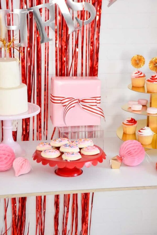 Рожденденска торта, сладкиши и украса за парти, празнична декорация, детско парти, сладки за рожден ден, торти и кексчета, украса за празненство, Party Deluxe България, рожден ден, детско парти decor, сладки за парти.