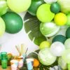 балони зелени и бели за парти, украсителна декорация, празнична атмосфера.