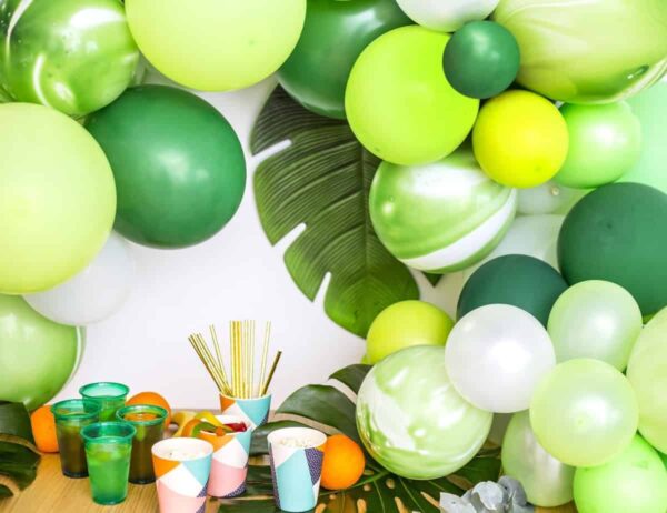 балони зелени и бели за парти, украсителна декорация, празнична атмосфера.