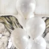 Облещени бели балони за парти, украса за рожден ден или специални събития, подчертаващи празничната атмосфера.