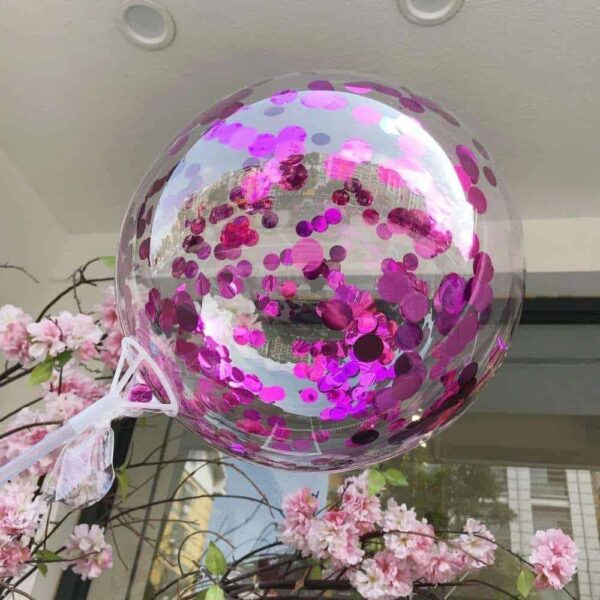 летящ балон със розови конфети и цветя за празнична атмосфера, подходящ за събития и партита, от Party Deluxe.