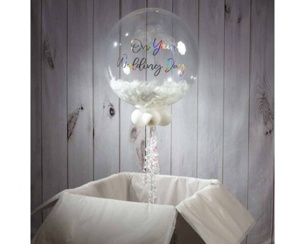 Кламер за балони със съобщение "On Your Wedding Day" за празненства и сватби, декорация с прозрачни балони и бели опаковки, перфектен за събития и специални поводи.