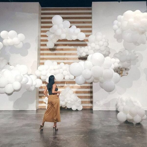 Образец за популяризиране на наемане на празнични декорации, с акцент върху светещи, бели балони и модерна естетика за специални събития.