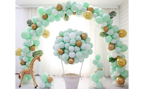 галерия от балони в зелено бяло и златисто, тематична декорация за празненство, балонна арка, център от балони, празнична украса за събития, Party Deluxe, украса за събития София.
