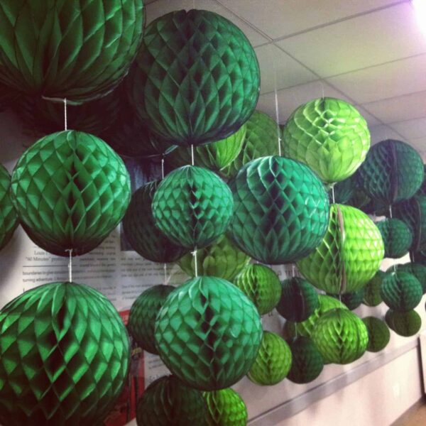 Цветни хартиени лампиони за празнична декорация, подходящи за партита и събития.