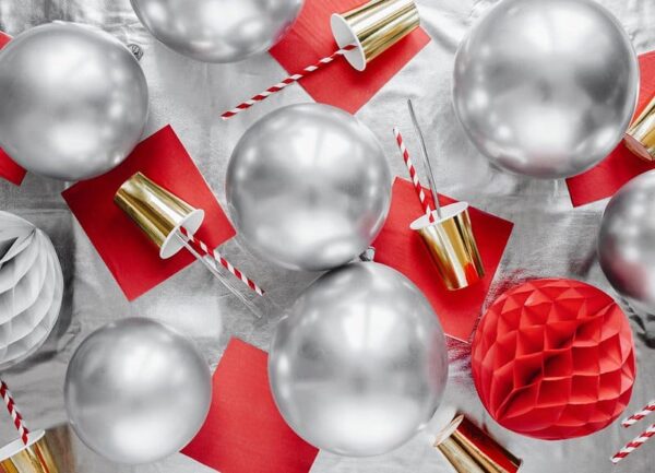 бляскави сребърни балони и червени декорации за партито, празнична украса за специални събития и тържества, Party Deluxe.