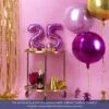 25 рожден ден парти balloons и златни декорации за празнуване на възраст в цветова палитра на лилаво и златисто.