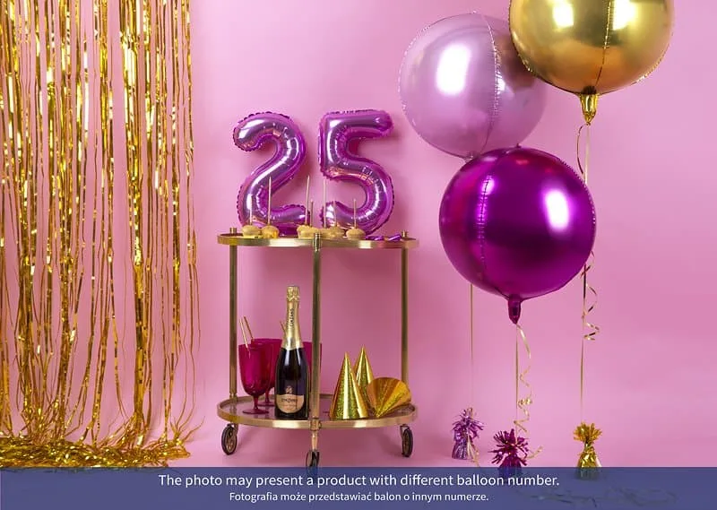 25 рожден ден парти balloons и златни декорации за празнуване на възраст в цветова палитра на лилаво и златисто.