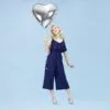 Летяща балон с форма на сърце, момиче с усмивка, празнична обстановка, Party Deluxe, карнавални и празнични декорации, украса за парти, зашеметяващи балони за специални поводи, празнична атмосфера.