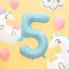 5. Голям балон с форма на число 5, свързан с детско парти с единствена тема за животни и приказни балони, върху ярък жълт фон.