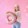 Хипоалергенна въздушна топка във формата на донут, подходяща за празненства и събития, с ярки цветове и развлекателен дизайн.