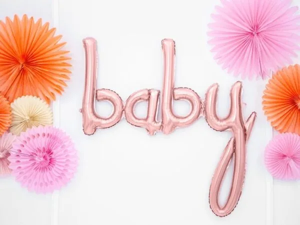 Реализация на детска страна с балони с надпис „baby“ и хартиени декорации във пастелни цветове. Идеално за рождената ви партита и бебешки събития.