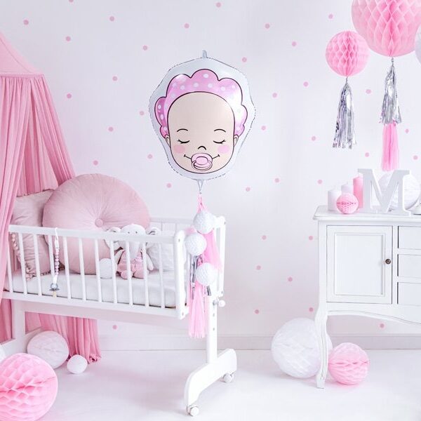 розова детска стая с бебешко легълце, гирлянди и декорации за парти, подходяща за първа годинка, празнична украса за бебешко парти, Party Deluxe.