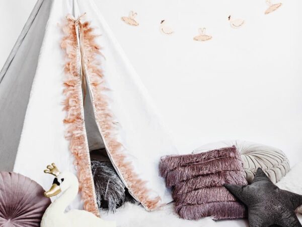 Следобеден заек, балон за парти, детска стая с украса, мехени възглавници, тематични декорации за детски партита, светъл интериор, уютна обстановка, Party Deluxe, декорации за детски празници, детска украса, тематични аксесоари за празненства.