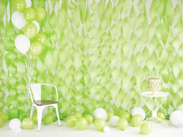 Подготовка за празненство със зелени балони и декорации. Перфектно за тематични партита и събития от Party Deluxe.