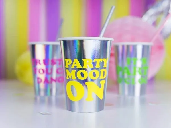Метален чаш за парти със сияен ефект и цветен надпис "PARTY MOOD ON" за весел парти атмосфера.