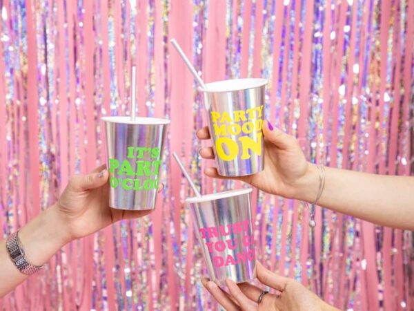 Цифрови чаши за парти с цветни надписи за празнични събития и забавни моменти, уникално декориране за празненства и събирания.