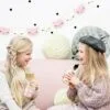 красиво декорирана детска парти стая с котешки фенери и хартиени фенери, боядисани в пастелни тонове, чудесно място за парти с приятели и забавни моменти като децата с чаши за напитки.