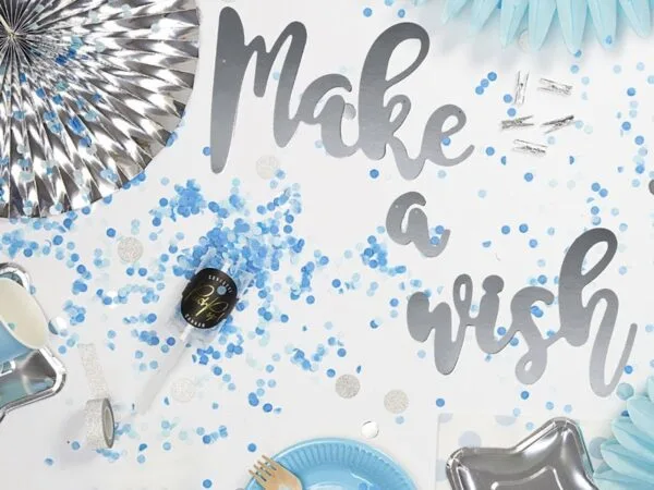 Make a wish birthday celebration на фона с весели елхови снежинки и конфети, подходящи за празнични събития и партита.