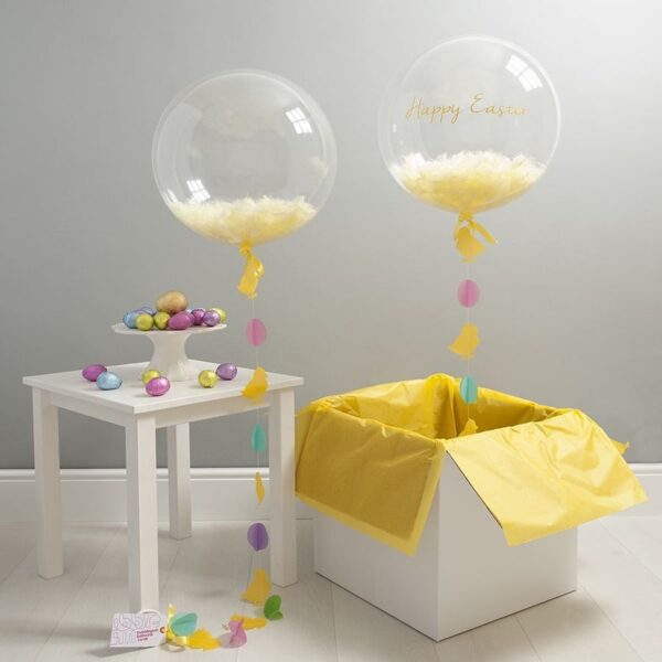 балони с велико празнично табло, елены за Великден, украса за празненство, елегантни празнични декорации, восъчни яйца за празнична атмосфера.