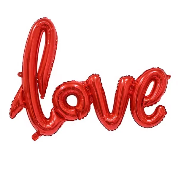 Розови балони във формата на дума love, подходящи за празнично украсяване.