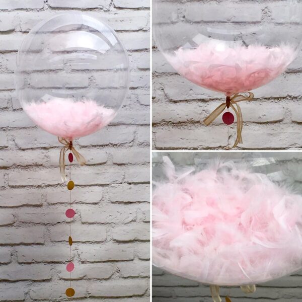 Небесна прозрачна балон със светло розова пухкава декорация, подходящ за парти и събития, с декоративна панделка и висулки, създаваща празнична атмосфера.