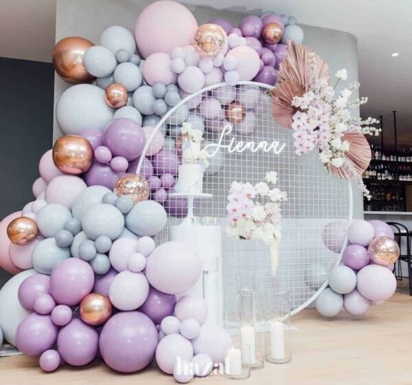 Въздушна декорация със балони в пастелни цветове и цветя за празнична юбилейна вечер. Перфектна за създаване на елегантна атмосфера за специални събития като рождени дни, сватби и корпоративни партита.