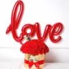 Осман за сватба или романтично събитие с надпис love и букет от рози, подходящ декор за романтична празнична атмосфера.