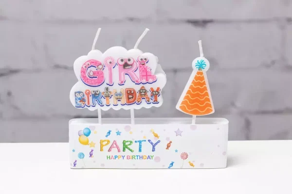 Цветни празнични свещички за рожден ден с надпис "Girl Birthday" и тематична украса, подходящи за детски партита, създаващ весел и празничен атмосферен ефект.
