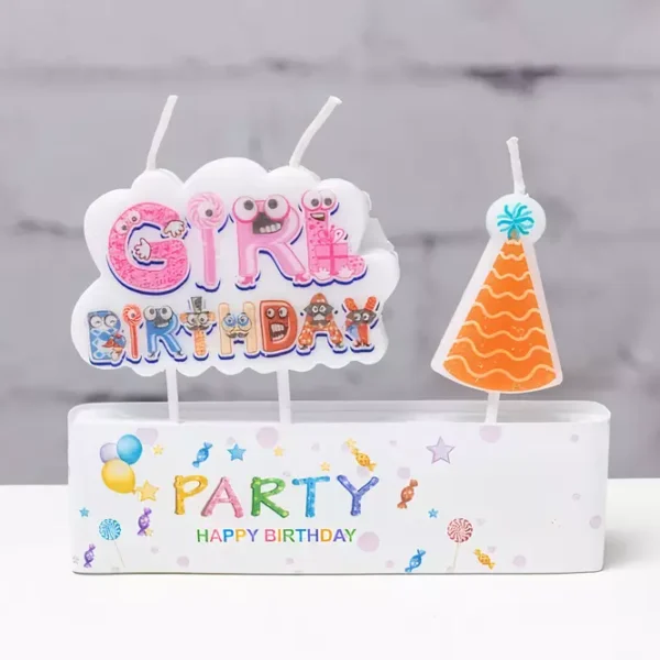Цветни празнични свещички за рожден ден с надпис "Girl Birthday" и тематична украса, подходящи за детски партита, създаващ весел и празничен атмосферен ефект.