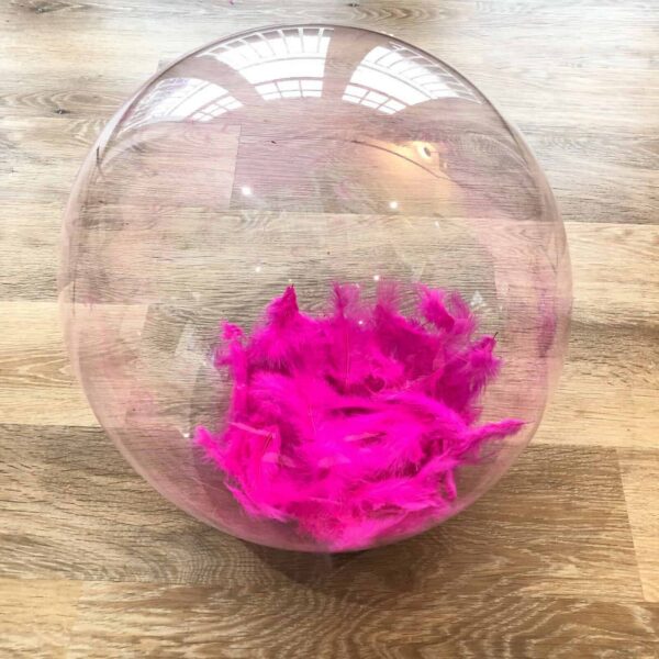 Разкошна прозрачна балон с ярки розови пера, перфектен аксесоар за парти и украса. Идеален за събития, сватби, рождени дни и тематични партита с весело настроение.