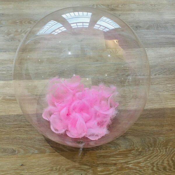 цветна прозрачна балон със розови пера за партита и събития.