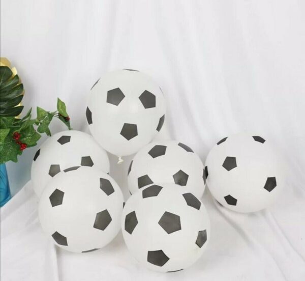 Обща фотография на футболни балони за парти, подходящи за спортна тематика и декорации, с бели и черни цветове.