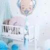 Цветна декорация за бебешка стая с балон, бонбони и тематичен плакат за бебе, идеална за рождени дни или специални събития.