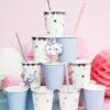 Цвят на чашките за парти, бели и сини, с цветни звездички и една с облаче и един елен, подходящи за празнична украса и Детски рожден ден.