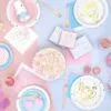 Party Deluxe празнична декорация за рожден ден, детски парти, хартиени чинии, чаши, подаръчни кутии, сладки изкушения, балони и тематични украси за незабравимо събитие.