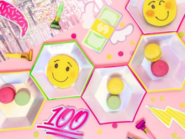 Sмешки с усмихнато лице, цветни украси и забавни аксесоари за парти, Party Deluxe България, весел празник и игри, готови за парти събития, тематично парти обзавеждане, детски и тийн парти аксесоари.