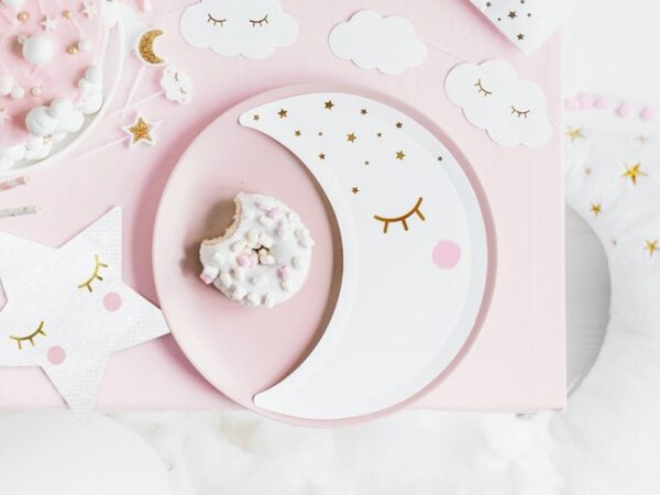 Модел за детска вечеря с лунна и звездна украса, сладки бисквитки и хартиени чинии с приказен дизайн за рожден ден или празник. Идеално за тематични партита и събития.