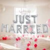 Бейдж с надпис "Само женени" за сватбена декорация, парти украса за сватби, balloon decoration за булчински партита, празнична атмосфера и елегантна обстановка.