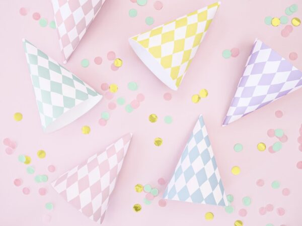 Цветни парти шапки и конфети за рожден ден, празнична украса за забавни събития, празнична декорация за партита, детски празници и тематични събития, Party Deluxe България.