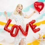 Голям фолиев надпис LOVE в три цвята