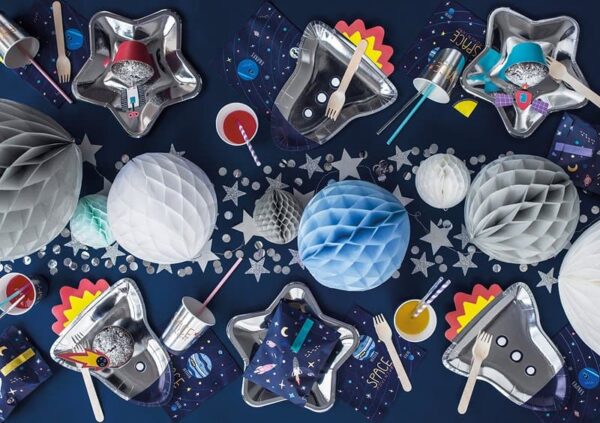 Образи за парти украса и сервиране с космическа тема, диспенсъри за сладолед, хартиени топки и празнични елементи за незабравимо партитно изживяване.
